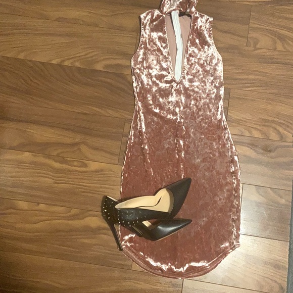 Missguided Dresses & Skirts - Blush pink velvet dress
